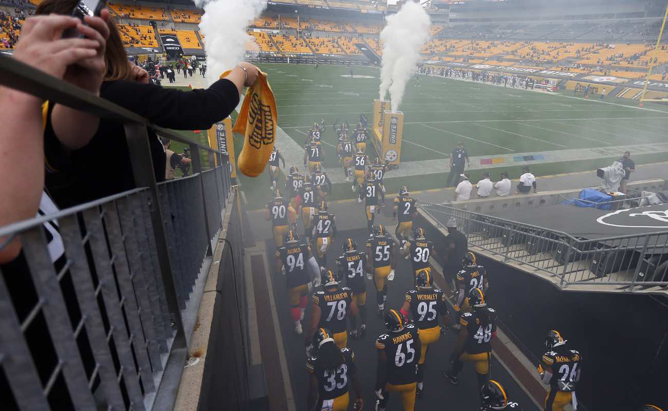 The Pittsburgh Steelers take the field before the game against the Philadelphia Eagles at Heinz Field in Pittsburgh, Pennsylvania. Photo by Justin K. Aller/Getty Images.