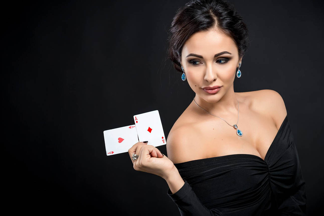 Карты в руках девушки Покер