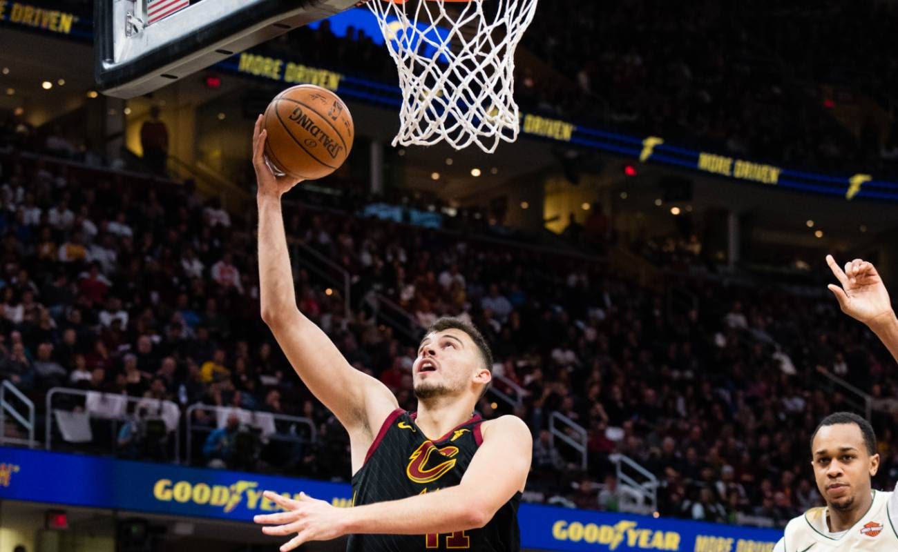 Cleveland Cavaliers player shoots ball in net