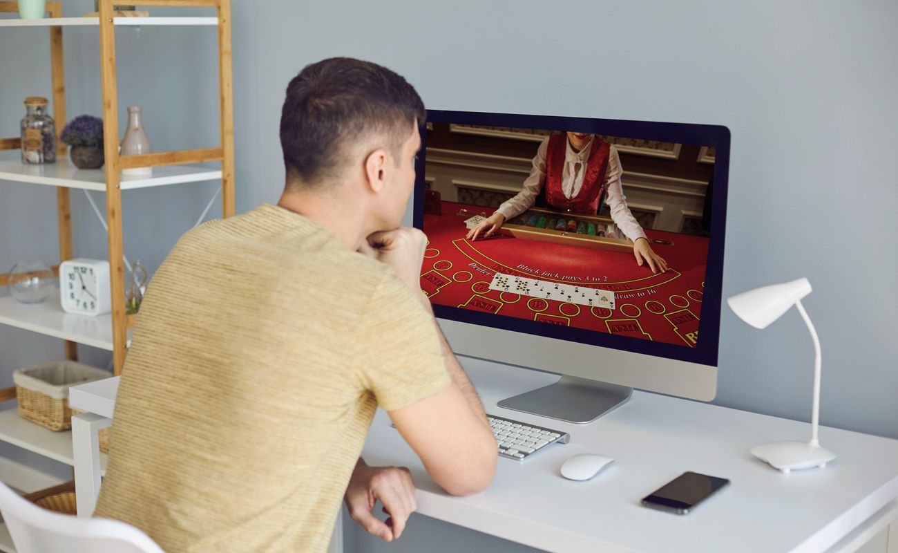 A man watching an online poker tutorial on his PC.