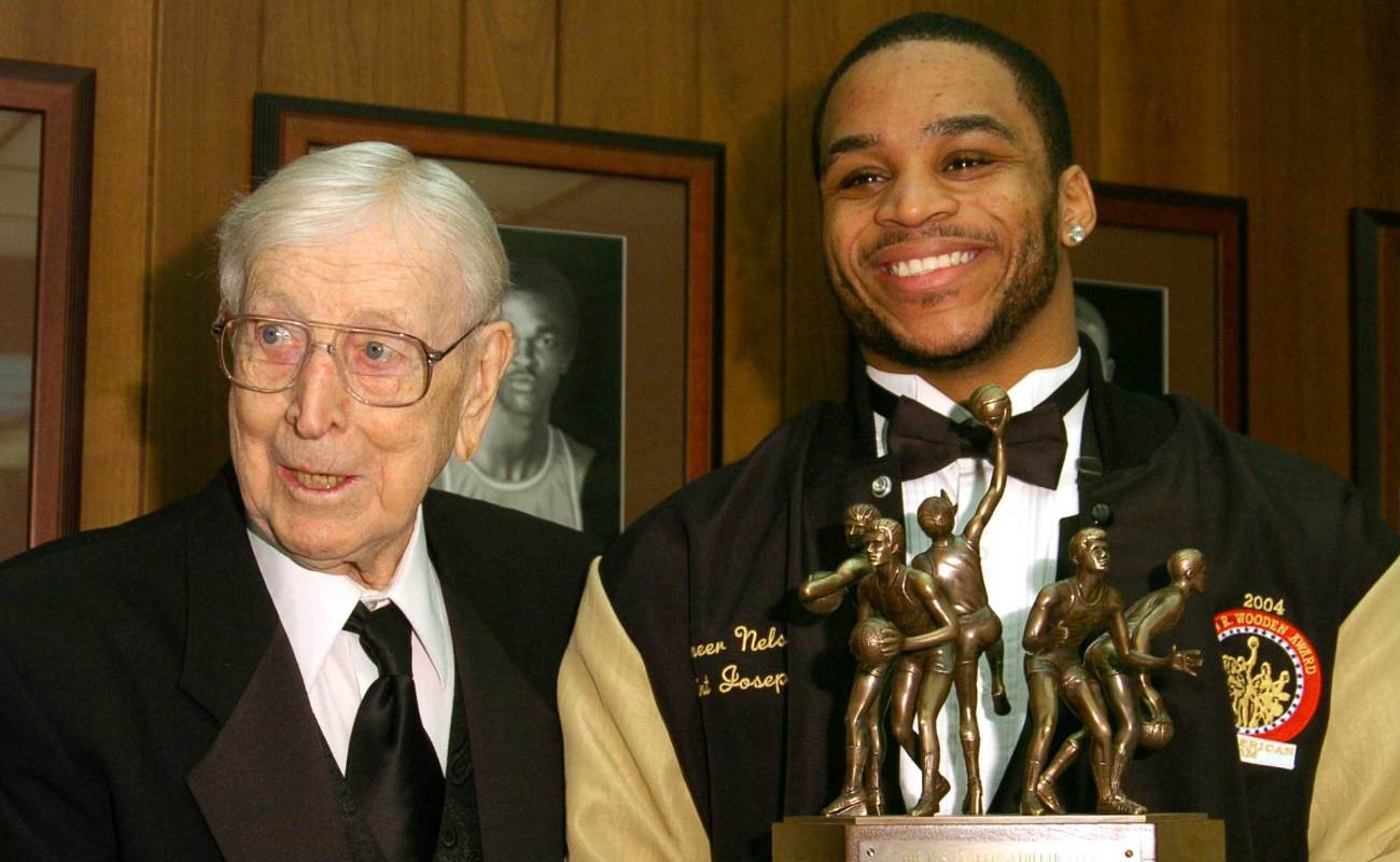 John R. Wooden and Jameer Nelson of Saint Joseph's University receiving the John Wooden Award