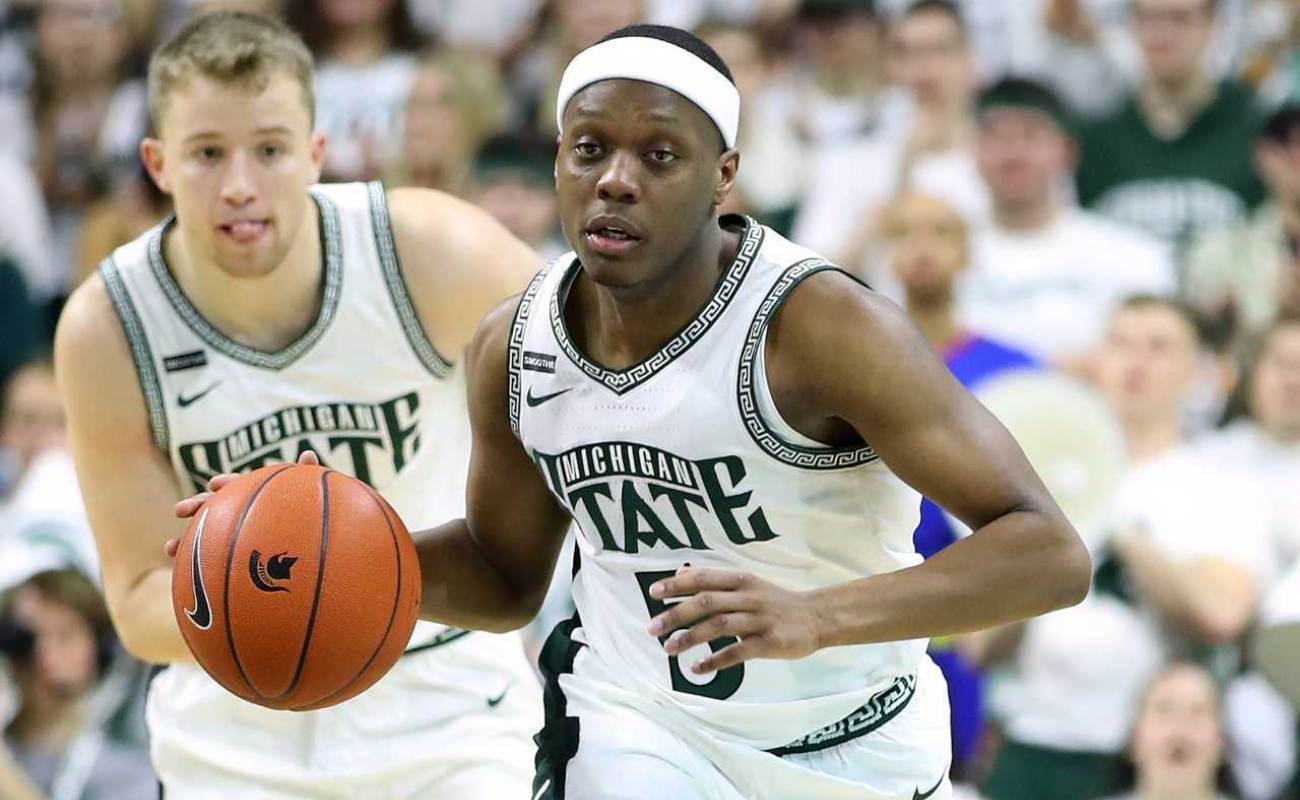 Cassius Winston #5 of the Michigan State Spartans plays against the Ohio State Buckeyes