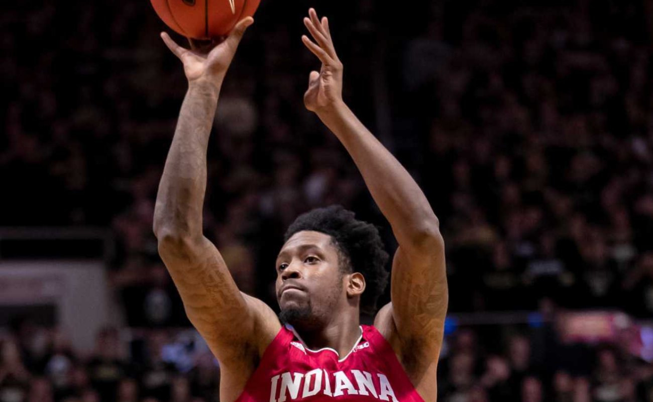 De'Ron Davis #20 of the Indiana Hoosiers shoots ball during game against Purdue Boilermakers