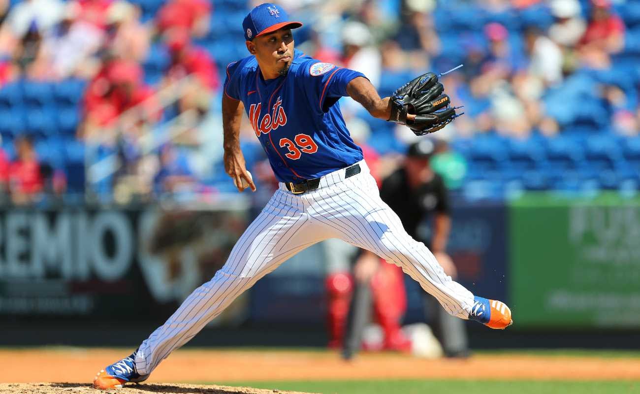 Edwin Diaz #39 of the New York Mets in action against the St. Louis Cardinals