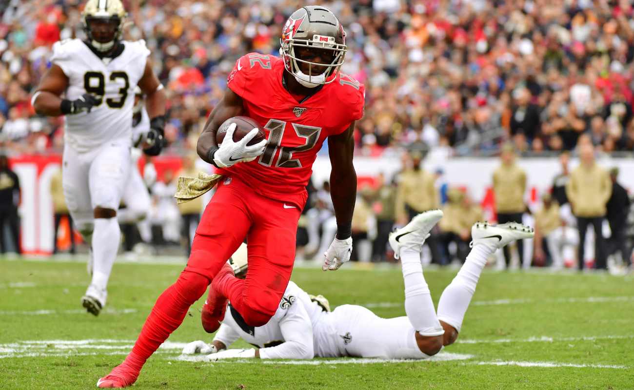 Chris Godwin of Tampa Bay Buccaneers catches ball during game against New Orleans Saints