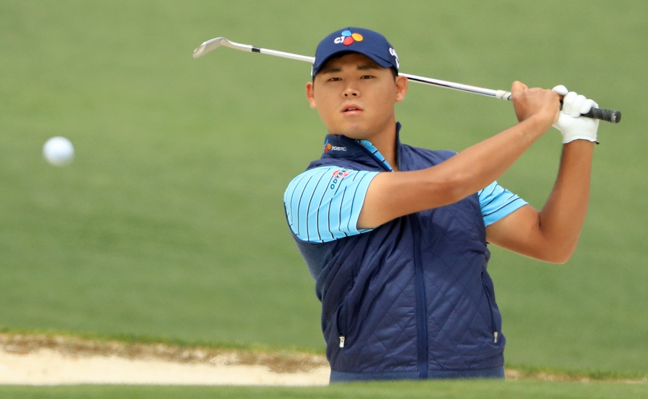 Si Woo Kim of South Korea plays a shot from a bunker on the second hole during the final round of the 2018 Masters Tournament at Augusta National Golf Club on April 8, 2018 in Augusta, Georgia.