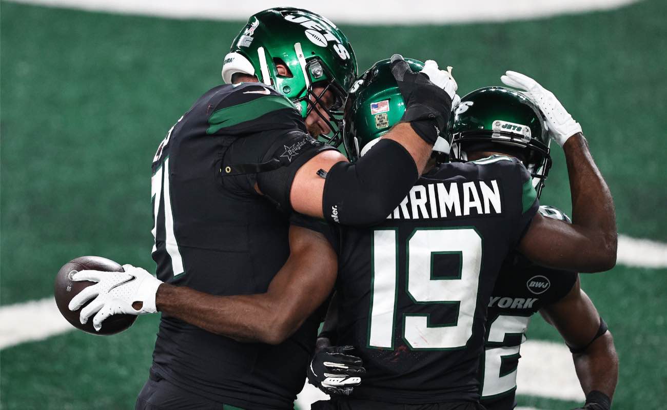 Alex Lewis of New York Jets congratulates Breshad Perriman at MetLife Stadium November 2020