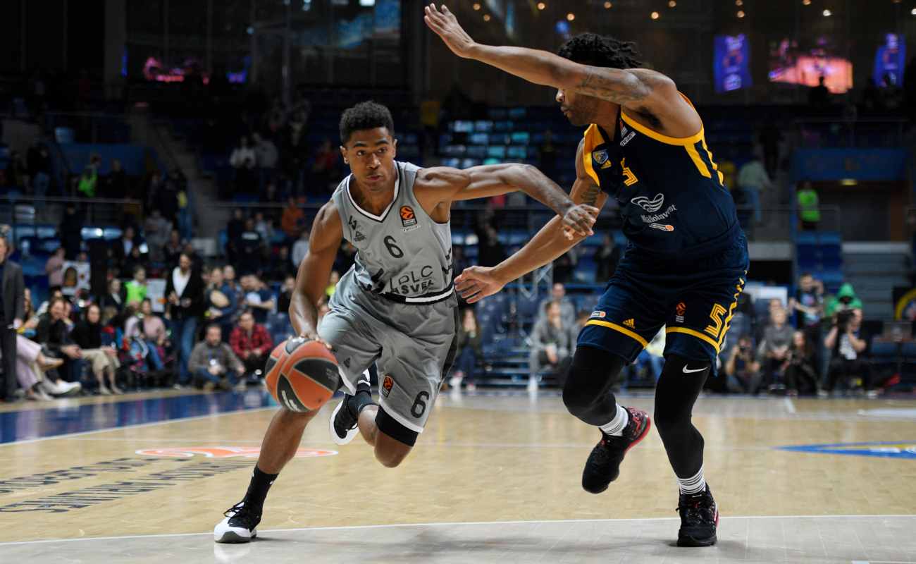 Theo Maledon dribbles the ball past an opponent. Ivan Korzhenevskiy/Euroleague Basketball via Getty Images