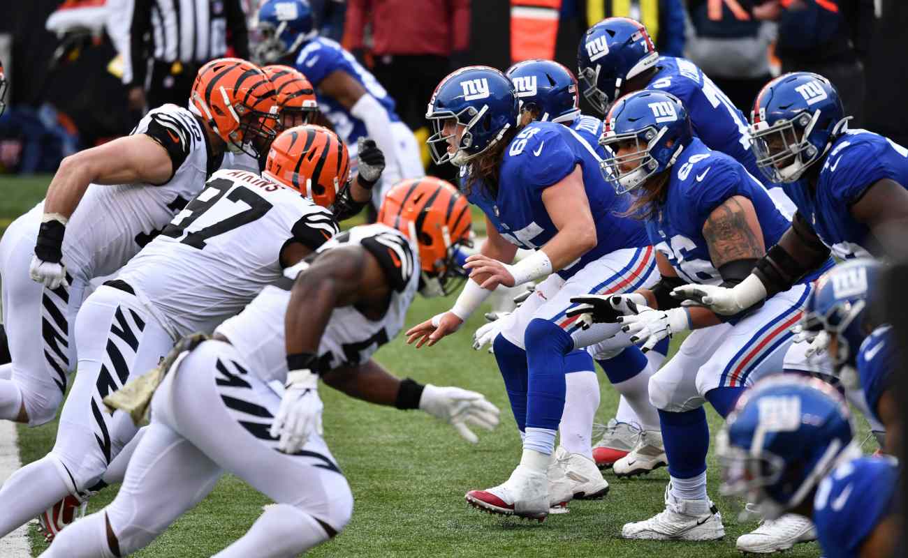 The Cincinnati Bengals charge towards the New York Giants’ defence. Photo by Jamie Sabau/Getty Images