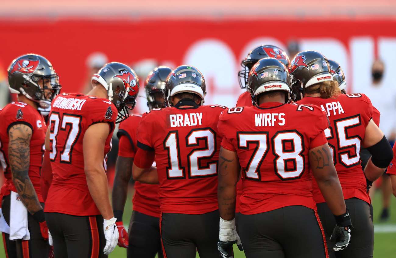 TAMPA, FLORIDA - NOVEMBER 29: Tom Brady #12 of the Tampa Bay Buccaneers huddles with the team in the second quarter during their game against the Kansas City Chiefs at Raymond James Stadium on November 29, 2020 in Tampa, Florida. (Photo by Mike Ehrmann/Getty Images)