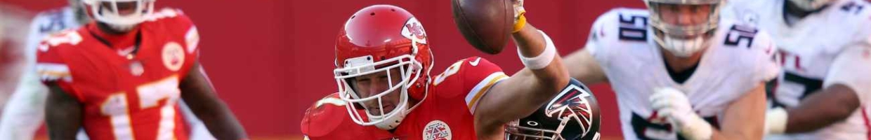 Travis Kelce #87 of the Kansas City Chiefs carries the ball after a catch against the Atlanta Falcons during the fourth quarter at Arrowhead Stadium on December 27, 2020 in Kansas City, Missouri. (Photo by Jamie Squire/Getty Images)
