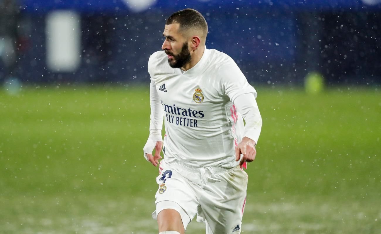 PAMPLONA, SPAIN - JANUARY 9: Karim Benzema of Real Madrid during the La Liga Santander match between Osasuna v Real Madrid at the Estadio El Sadar on January 9, 2021 in Pamplona Spain (Photo by David S. Bustamante/Soccrates/Getty Images