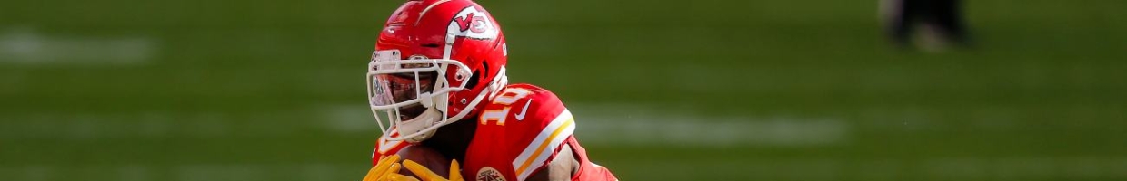 Tyreek Hill #10 catches a fourth quarter pass against the Carolina Panthers at Arrowhead Stadium on November 8, 2020 in Kansas City, Missouri. (Photo by David Eulitt/Getty Images)