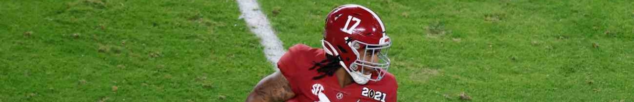 MIAMI GARDENS, FLORIDA - JANUARY 11: Jaylen Waddle #17 of the Alabama Crimson Tide rushes after a reception during the first quarter of the College Football Playoff National Championship game against the Ohio State Buckeyes at Hard Rock Stadium on January 11, 2021 in Miami Gardens, Florida. (Photo by Michael Reaves/Getty Images)